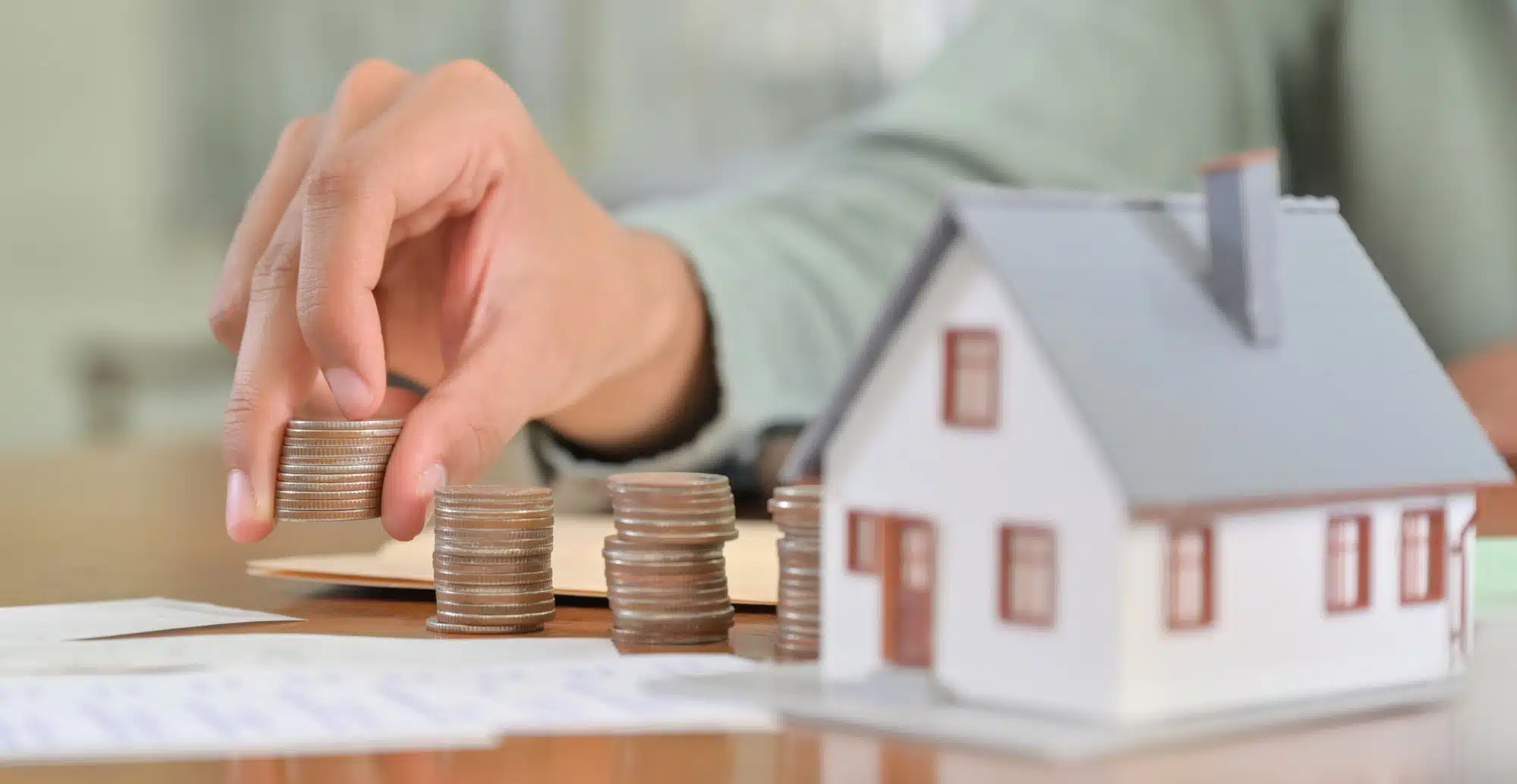 Concepto de ahorrar dinero para comprar una casa.